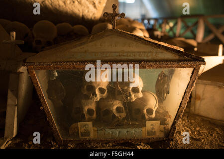 Teschi nel cimitero di Fontanel, Sanità trimestre Napoli Foto Stock