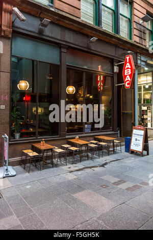 TABAC Bar su Mitchell Lane nel centro di Glasgow, Scozia, Regno Unito Foto Stock