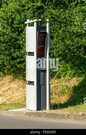 Colonna con telecamera a raggi infrarossi del traffico di misurazione di velocità, Hesse, Germania Foto Stock