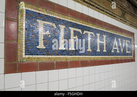 Fifth Avenue a 59th Street Subway Station piattaforma, NYC, STATI UNITI D'AMERICA Foto Stock