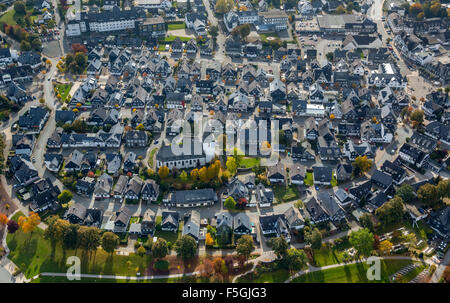 Il centro storico con case di ardesia e di san Jacob, Winterberg, Sauerland, Nord Reno-Westfalia, Germania Foto Stock