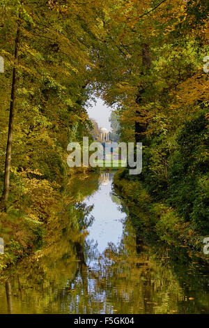 Parco con i Temple of Venus, autunno, Dessau-Wörlitz Garden Realm, Wörlitz, Sassonia-Anhalt, Germania Foto Stock