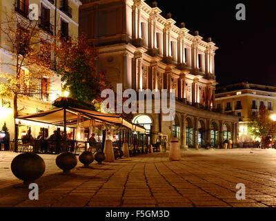 Terrazza bar e il Teatro dell'Opera nella Plaza de Oriente, Madrid. La fotografia notturna Foto Stock