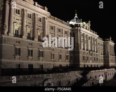 Facciata nord del Palazzo Reale di Madrid. La fotografia notturna Foto Stock