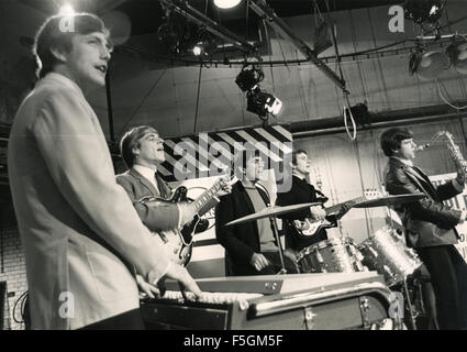 Il DAVE CLARK cinque pop inglese sul gruppo pronto,costante,Go ! Nel giugno 1964. Da sinistra: Mike Smith, Lenny Davidson, Dave Clark, Rick Huxley, Denis Payton. Foto Tony Gale Foto Stock