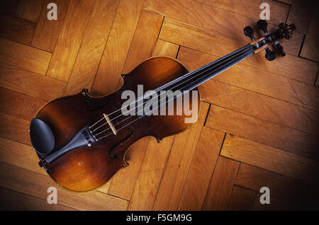 Vecchio violino i dettagli della parte di corpo e collo. Foto Stock