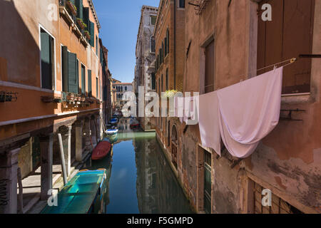 Venezia, Italia, barche ormeggiate in piccoli Nebenkanaelen Foto Stock