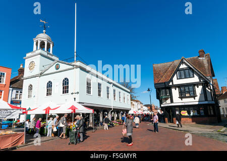 La Guildhall e Piazza del Mercato a Faversham Kent. Foto Stock