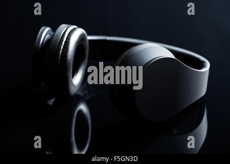 Cuffie wireless su sfondo nero Foto Stock