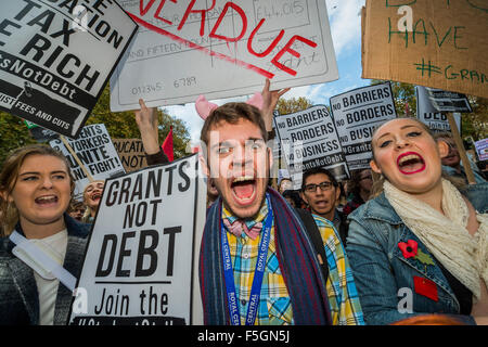 Londra, Regno Unito. 04 Nov, 2015. Passioni luogo al di fuori di Downing Street - un corteo di studenti contro le tasse e molte altre questioni inizia in Malet Street e teste per Westminster attraverso il West End. Credito: Guy Bell/Alamy Live News Foto Stock