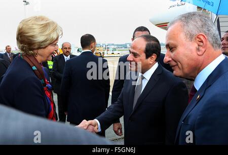 London, Londra, Regno Unito. 4 Novembre, 2015. Il Presidente egiziano Abdel Fattah al-Sisi arriva all'aeroporto di Londra Heathrow in Inghilterra, Regno Unito, 04 novembre 2015. Secondo la media egiziani, Cameron e Sisi sono attesi per discutere di terrorismo, estremismo e il conflitto in Siria credito: il Presidente egiziano Ufficio APA/images/ZUMA filo/Alamy Live News Foto Stock