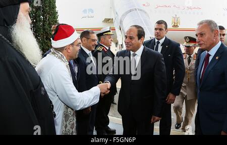 London, Londra, Regno Unito. 4 Novembre, 2015. Il Presidente egiziano Abdel Fattah al-Sisi arriva all'aeroporto di Londra Heathrow in Inghilterra, Regno Unito, 04 novembre 2015. Secondo la media egiziani, Cameron e Sisi sono attesi per discutere di terrorismo, estremismo e il conflitto in Siria credito: il Presidente egiziano Ufficio APA/images/ZUMA filo/Alamy Live News Foto Stock