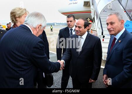 London, Londra, Regno Unito. 4 Novembre, 2015. Il Presidente egiziano Abdel Fattah al-Sisi arriva all'aeroporto di Londra Heathrow in Inghilterra, Regno Unito, 04 novembre 2015. Secondo la media egiziani, Cameron e Sisi sono attesi per discutere di terrorismo, estremismo e il conflitto in Siria credito: il Presidente egiziano Ufficio APA/images/ZUMA filo/Alamy Live News Foto Stock