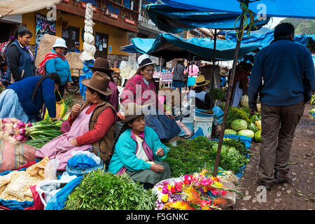 Pisac, Perù - Dicembre 2013: la gente del luogo in un mercato nella città di Pisac, nella Valle Sacra. Foto Stock