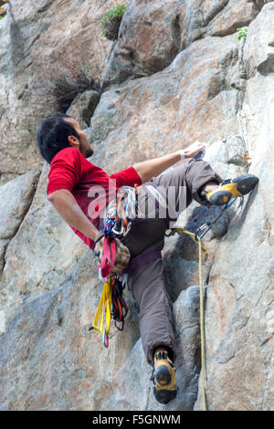 L'uomo, scalatore arrampicata su roccia, Repubblica Ceca Foto Stock