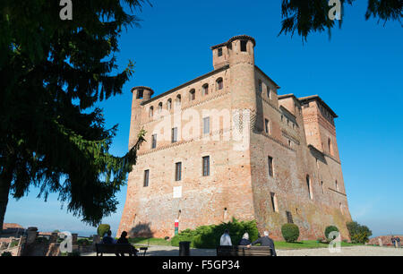 Il Piemonte, Italia, Langhe-Roero e Monferrato nella lista del Patrimonio Mondiale dell'UNESCO. Il castello di Grinzane Cavour. Foto Stock