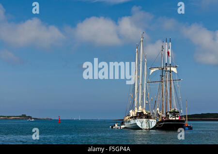 Due tall ship al di ancoraggio in un riparo estuario Foto Stock