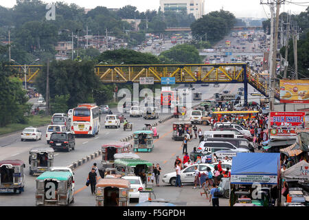 Il traffico su Commonwealth Avenue, il collegamento di Quezon City e Manila nelle Filippine, Asia Foto Stock