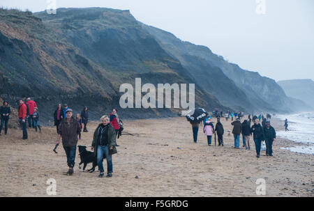 A caccia di fossili su un vento-spazzato e bagnato giorno,Jurassic Coast,Unesco,Dorset,Charmouth,cliff,beach Foto Stock