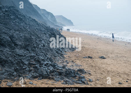 A caccia di fossili su un vento-spazzato e bagnato giorno,Jurassic Coast,Unesco,Dorset,Charmouth,cliff,beach Foto Stock