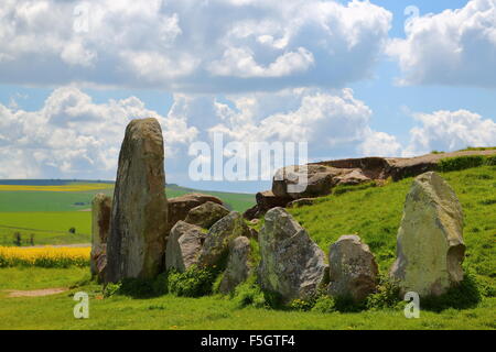 La West Kennet Long Barrow è parte di Avebury complesso neolitico nel Wiltshire, Regno Unito Foto Stock