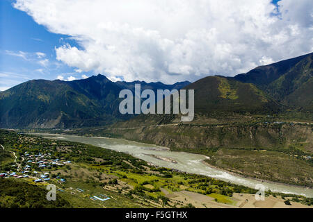 Yarlung Tsangpo river in Tibet, in Cina Foto Stock