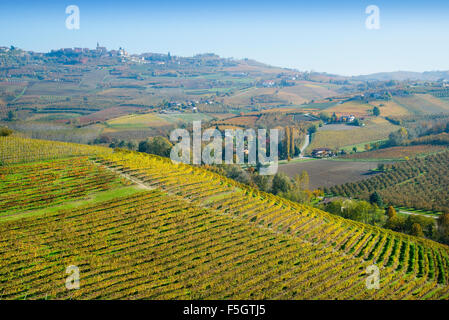 Il Piemonte, Italia, panorama di vigneti del Piemonte: Langhe-Roero e Monferrato nella lista del Patrimonio Mondiale dell'UNESCO. Foto Stock