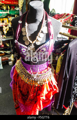 Danza del ventre abbigliamento a Covenstead è curioso Cottage,negozio di vendita al dettaglio di strani,splendida merci a Glastonbury. Foto Stock