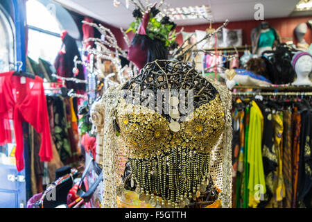 Danza del ventre abbigliamento a Covenstead è curioso Cottage,negozio di vendita al dettaglio di strani,splendida merci a Glastonbury. Foto Stock