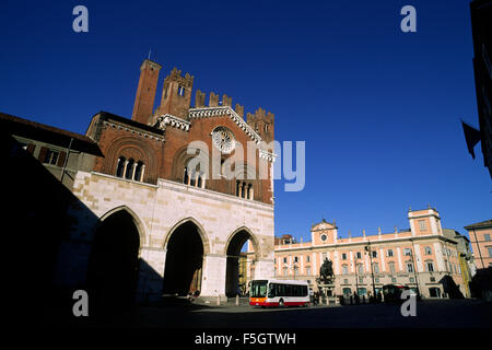 Italia, Emilia Romagna, Piacenza, Piazza cavalli, palazzo chiamato "il Gotico" Foto Stock