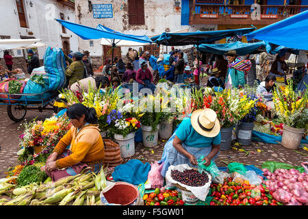 Pisac, Perù - Dicembre 2013: la gente del luogo in un mercato nella città di Pisac, nella Valle Sacra. Foto Stock