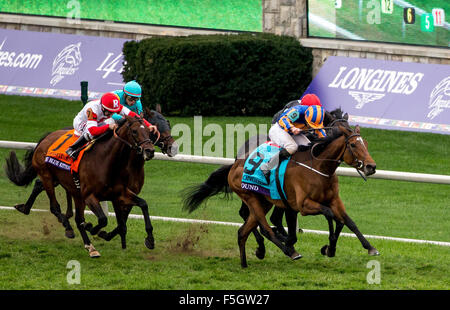 Lexington, Kentucky, Stati Uniti d'America. 31 ott 2015. Ottobre 31, 2015 : trovato (IRE), cavalcato da Ryan L. Moore, vince il Longines Breeders' Cup Turf Grado (MI) in Lexington, Kentucky, il 31 ottobre 2015. John Voorhees/ESW/CSM/Alamy Live News Foto Stock