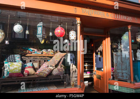 E Dilliway Dilliway artigianato etnico e negozio di abbigliamento lungo Glastonbury High Street,Somerset, Inghilterra. Foto Stock