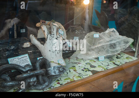 Negozio di cristallo nella finestra di visualizzazione lungo Glastonbury High Street,Somerset, Inghilterra. Foto Stock