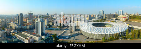 Panorama di Kiev con stadio Olimpico in primo piano. L'Ucraina Foto Stock
