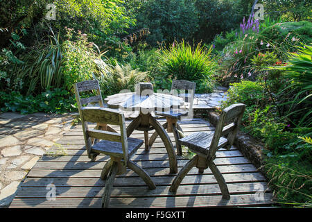 Patio in legno tavolo e sedie in paese grande giardino Foto Stock