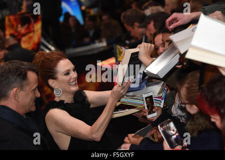 Berlino, Germania. 4 Novembre, 2015. L'attrice Julian Moore arriva e offre agli appassionati autografi al mondo premeiere della fame giochi: Mockingjay Parte 2 al cinema del Cinestar di Berlino, Germania, 4 novembre 2015. Foto: Jens KALAENE/DPA/Alamy Live News Foto Stock