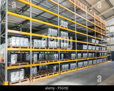 La gravità di scaffalature per pallet in un moderno stabilimento Foto Stock