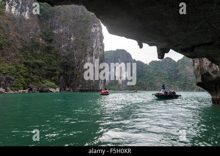 I turisti non identificato visita in barca una grotta su gennaio 16, 2008 nella Baia di Ha Long, Vietnam. Foto Stock