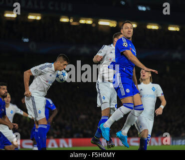 Stamford Bridge, Londra, Regno Unito. 04 Nov, 2015. Champions League. Chelsea contro Dinamo Kiev. Chelsea John Terry va di chiudere con un inizio di intestazione. © Azione Sport Plus/Alamy Live News Foto Stock