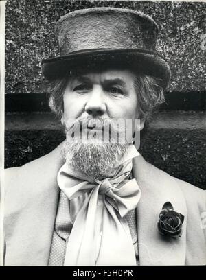 1982 - American TV porta Dickens torna alla vita in London amava: Dickens(svolto nel suo primo da Sir Michael Redgrave e nella sua gioventù da Robin Ellis (25) che appaiono ora in 'rivals' Haymarket Theatre) incontra una ragazza giovane di oggi Giulietta mulini. Come in tutti i veri fantasie arrivano a parlare e il famoso scrittore mostra i suoi segni distintivi di questi romanzi come "Oliver Twist", egli prende il suo indietro nel tempo. Questo è il tema di un'ora di televisione a colori film realizzato per American rete di ABC per essere mostrato negli Stati Uniti nel dicembre di quest'anno. Il film è diretto da attore Barry Morse (di 'fuggitivo' fama) un Foto Stock