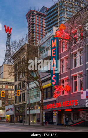 Iconico insegne al neon, Woodwardss 'W' e salvare su carni suini volanti, East Hastings St. Downtown Eastside, Vancouver, British Columb Foto Stock