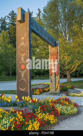 Coast Salish totem portale da artista Musqueam Susan punto, Stanley Park, Vancouver, British Columbia, Canada Foto Stock