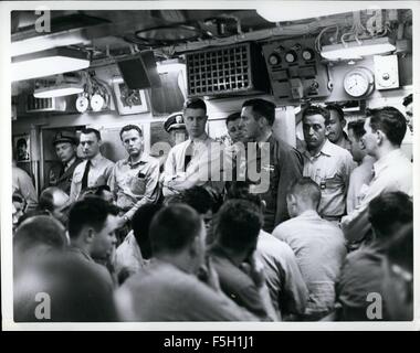 Agosto 1958 - USS Nautilus equipaggio istruito sul viaggio polare LCDR. F.M. Adams, USN, Delegato della USS Nautilus (SSN-571) dà istruzioni al personale che cosa ci si attende di ogni uomo durante il viaggio profondo sotto il ghiaccio polare. © Keystone Pictures USA/ZUMAPRESS.com/Alamy Live News Foto Stock