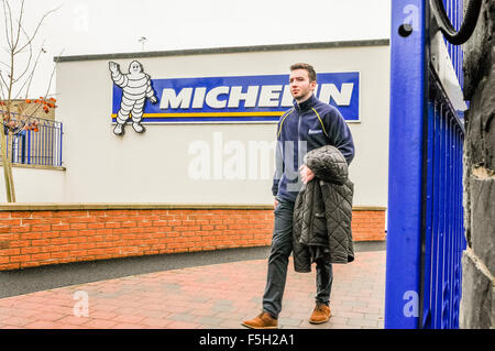 Ballymena, Irlanda del Nord. 03 nov 2015 - il lavoratore lasci dopo aver ricevuto notizie che Michelin chiuderà la loro fabbrica di Ballymena nel 2018 con oltre 900 licenziamenti Credit: stephen Barnes/Alamy Live News Foto Stock