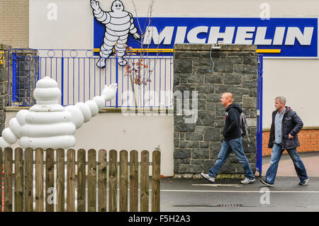 Ballymena, Irlanda del Nord. 03 nov 2015 - Lavoratori lasciare dopo aver ricevuto notizie che Michelin chiuderà la loro fabbrica di Ballymena nel 2018 con oltre 900 licenziamenti Credit: stephen Barnes/Alamy Live News Foto Stock