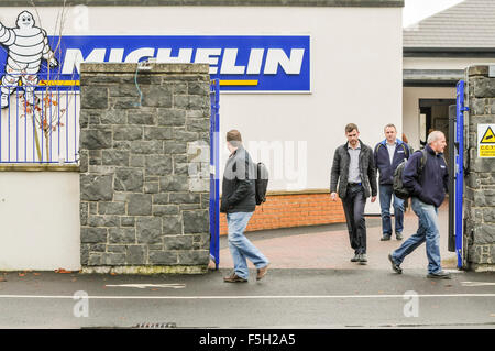 Ballymena, Irlanda del Nord. 03 nov 2015 - Lavoratori lasciare dopo aver ricevuto notizie che Michelin chiuderà la loro fabbrica di Ballymena nel 2018 con oltre 900 licenziamenti Credit: stephen Barnes/Alamy Live News Foto Stock