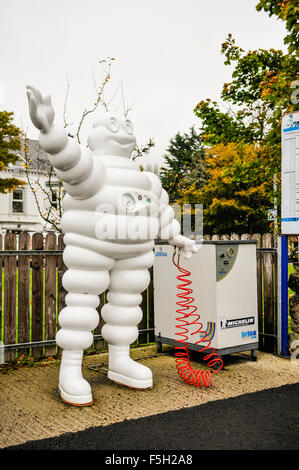 Ballymena, Irlanda del Nord. 03 nov 2015 - Michelin uomo accanto a un pneumatico della pompa a pressione al di fuori di una fabbrica Michelin Credit: stephen Barnes/Alamy Live News Foto Stock