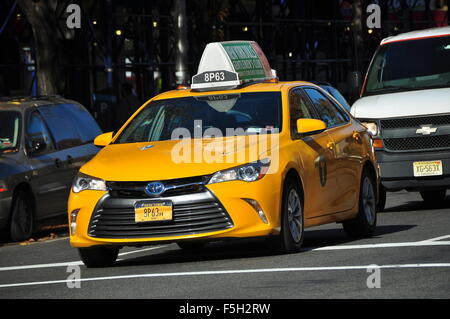 New York City: una Toyota medaglione giallo taxi su Broadway in Hamilton Heights Foto Stock