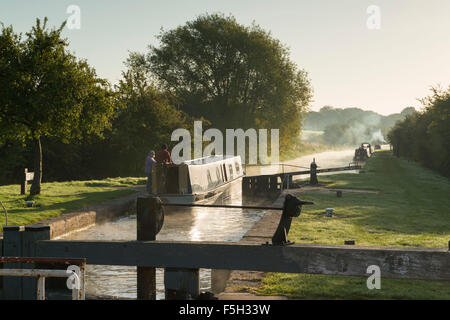 Una nave da crociera che parte da Wharton's Lock all'alba in una mattinata d'autunno mistosa Foto Stock